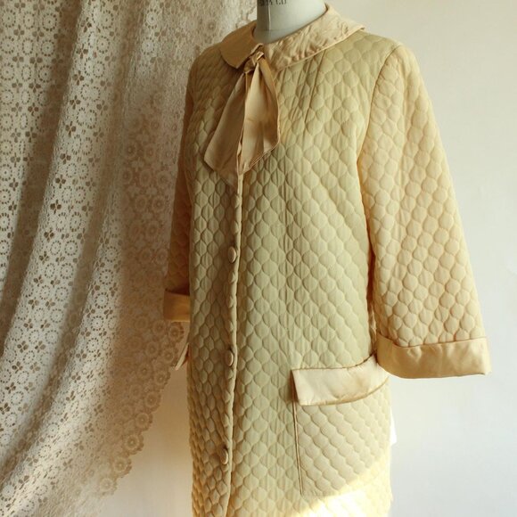 Vintage 1960s Robe, Gossard Artemis Golden Yellow Quilted Bed Jacket, Pointed - Picture 9 of 10